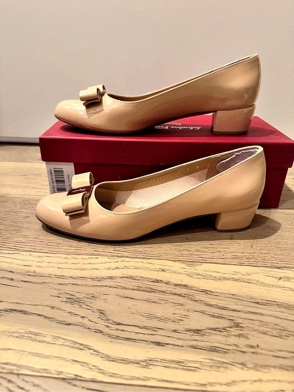 Salvatore Ferragamo Vara Low Heel Pump Beige Nude Bisque US 9